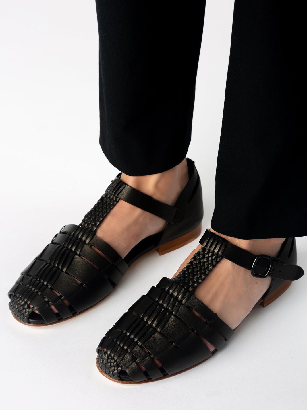 VEDRA - Round-Toe Soft Fisherman Sandal