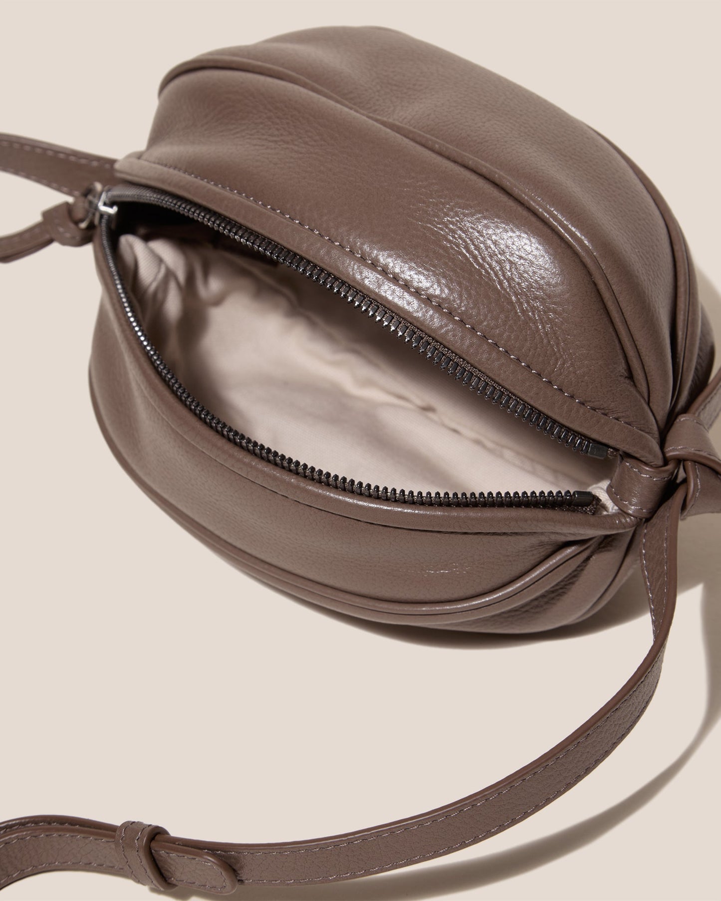BOYA DISTRESSED - Ball-Shaped Crossbody Bag