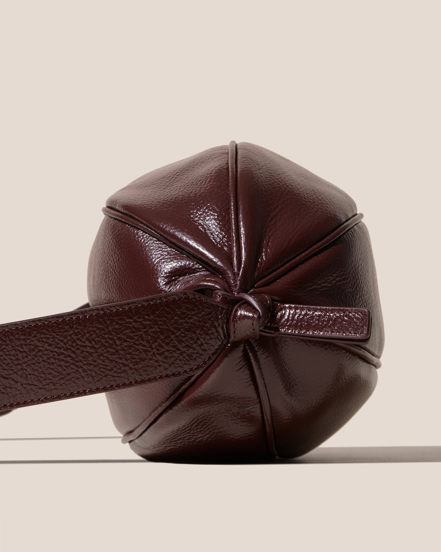 BOYA L DISTRESSED - Ball-Shaped Crossbody Bag