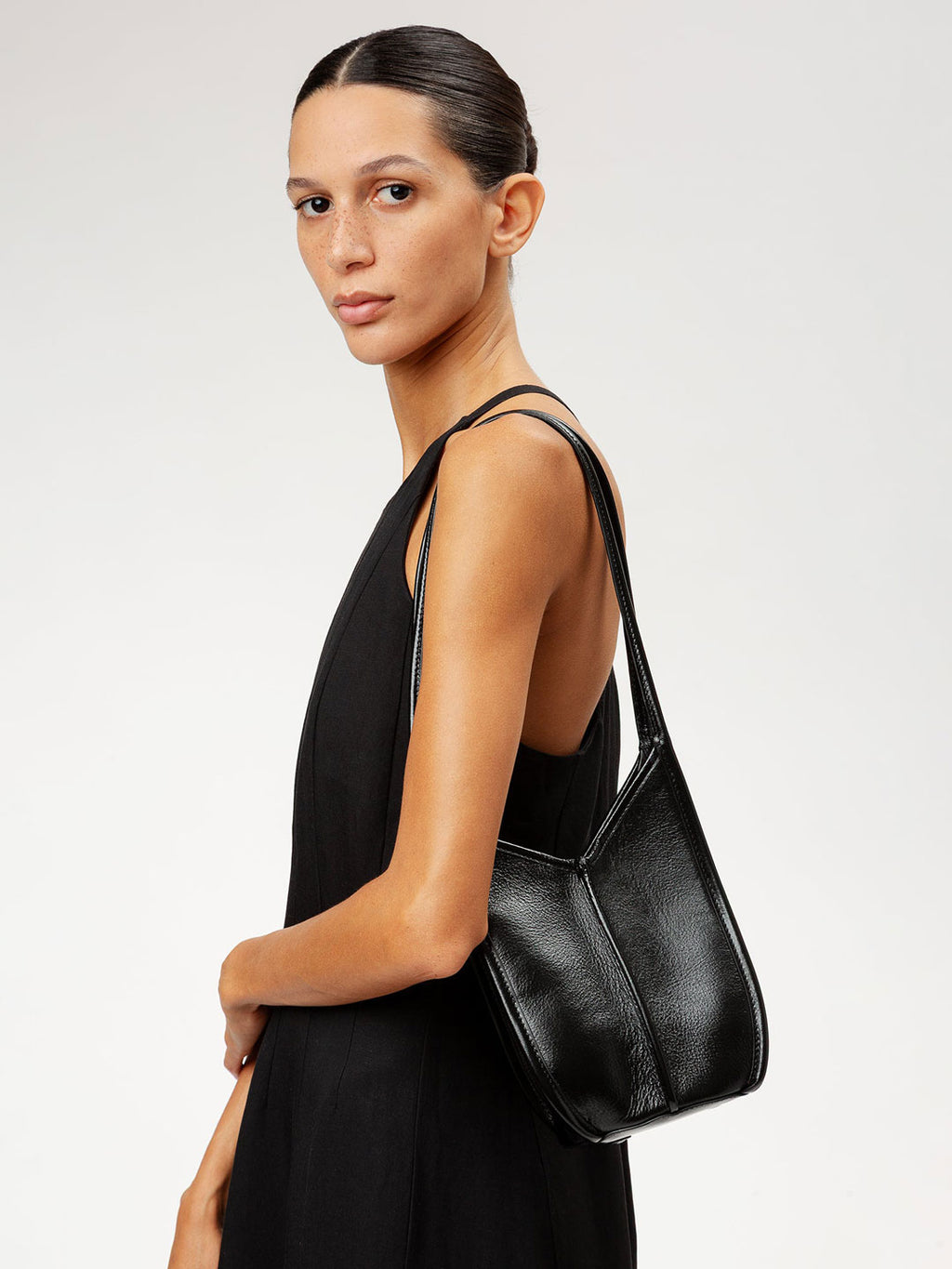 【予約販売】 CALELLA BUCKET DISTRESSED LEATHER - Leather-trimmed Shoulder Bag