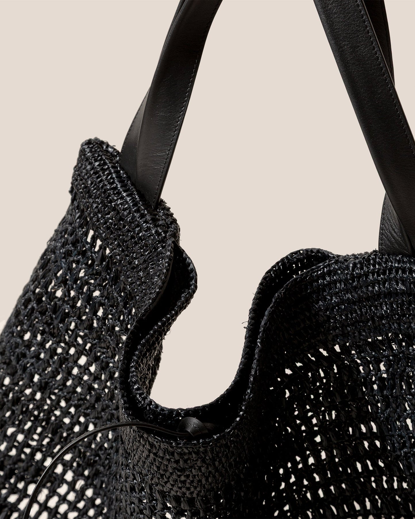 CADOR RAFFIA MESH - Slouchy Shoulder Bag