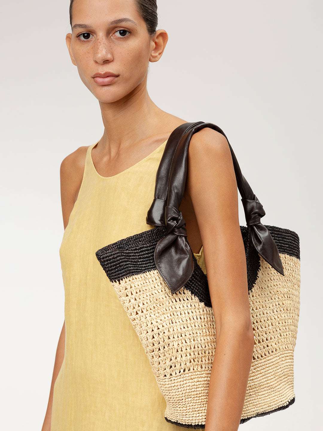 FONOL BICOLOUR- Crocheted Raffia Basket - Natural/Ebony - HEREU